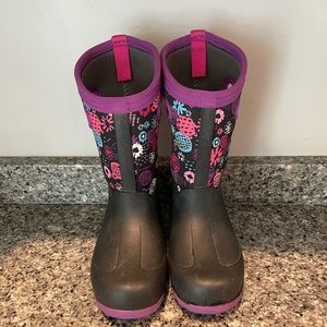 Like new girls bogs size 2